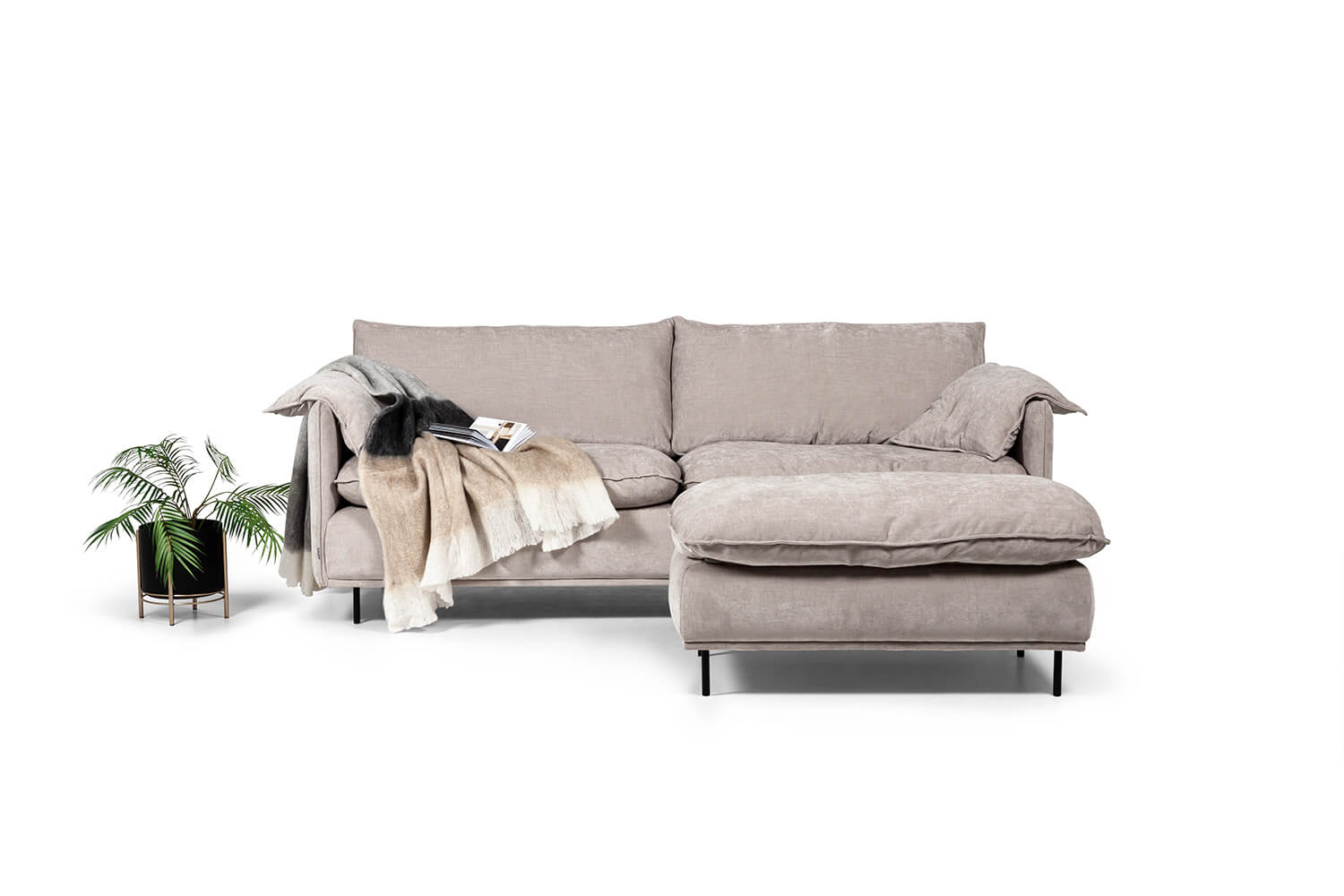 In picture: Alto 3 LC. Fabric: Diego 6002. Leg: 127, matteblack.