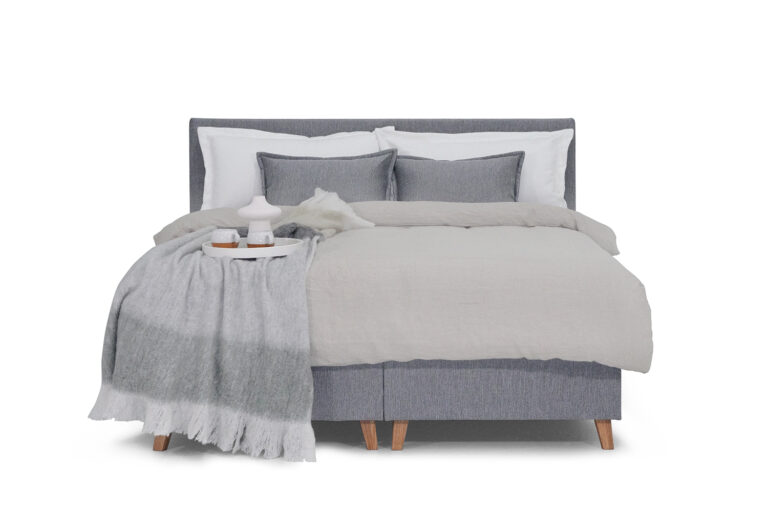 In picture: Continental Seili with Seili headboard and SuperMega topmattress. Fabric: Amanda 12. Leg: 51, oak.