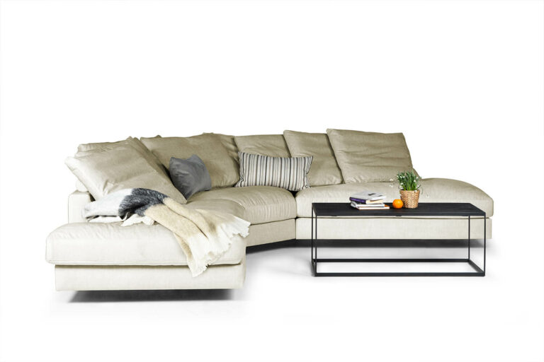 In picture: Easy L1U1L. Fabric: Naomi 801.