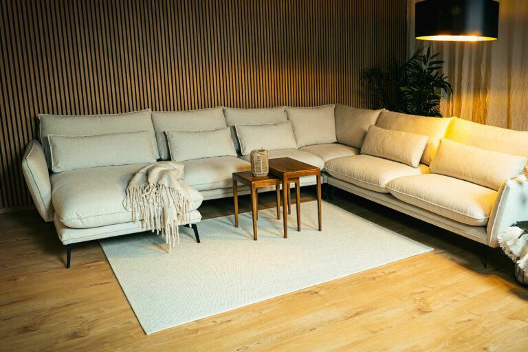 In picture: Style AU2E3A. Fabric: Elenor6601. Leg: 122, metal, matte black.
