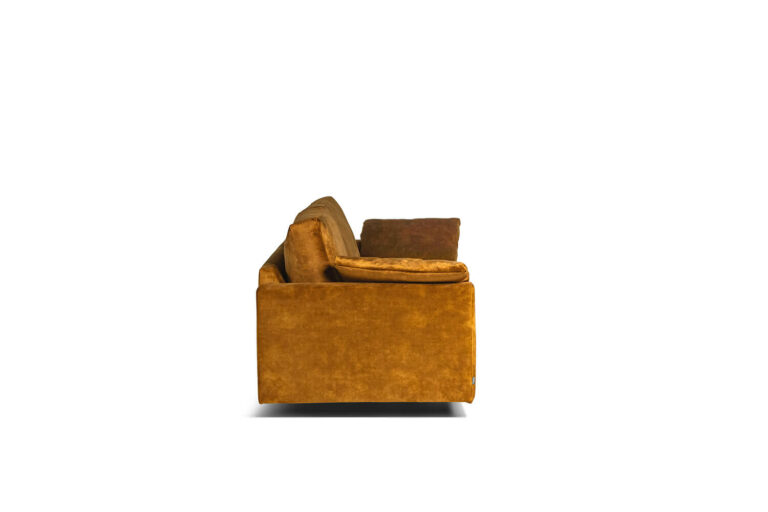 In picture: Superb 4. Fabric: Adore 132.