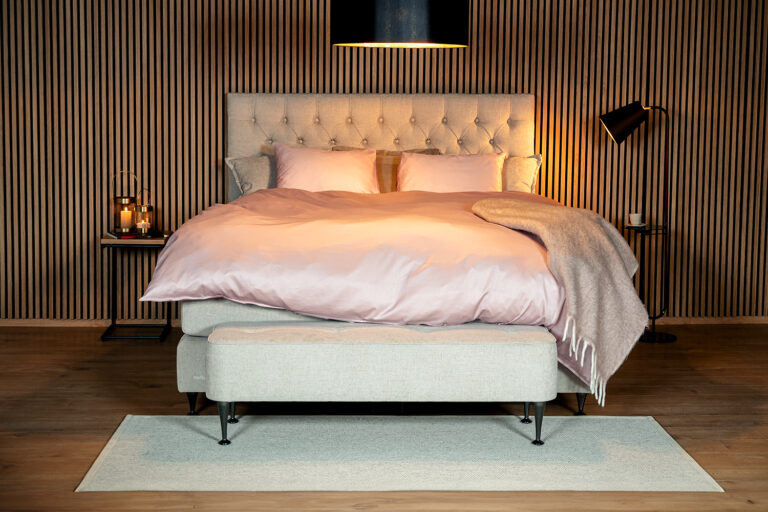 In picture: Continental C30 bed180x200cm. Top mattress: Heaven. Headboard: Windsor. Fabric: Next105. Leg:124.