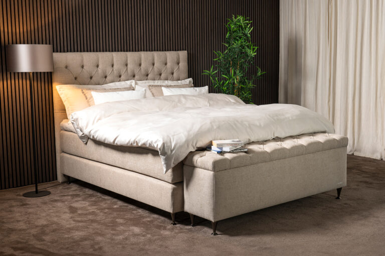 In picture: Continental Dream 180x200cm. Headboard: Windsor. Fabric: Next 105. Leg: 124.