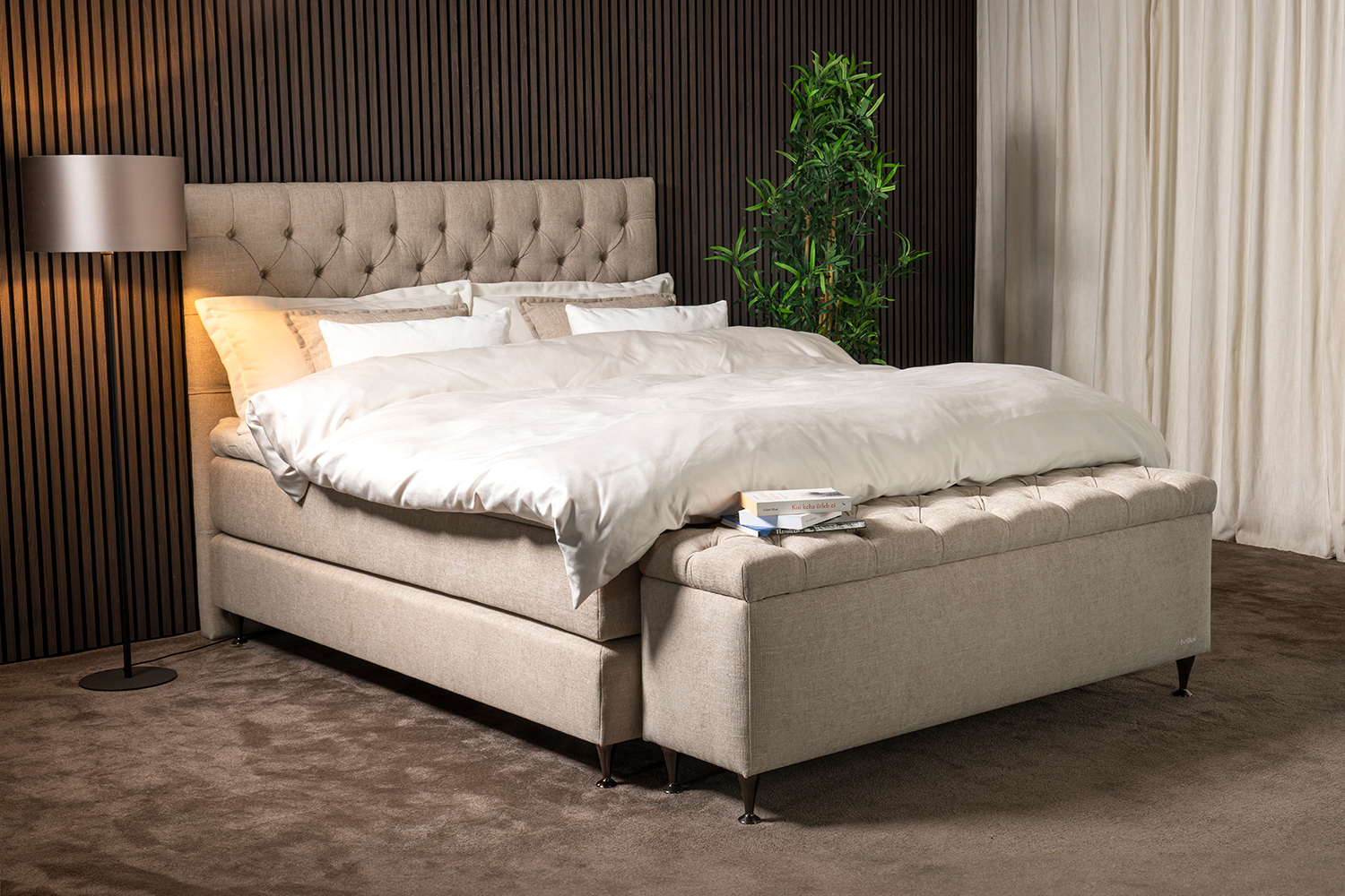 In picture: Continental Dream 180x200cm. Headboard: Windsor. Fabric: Next 105. Leg: 124.
